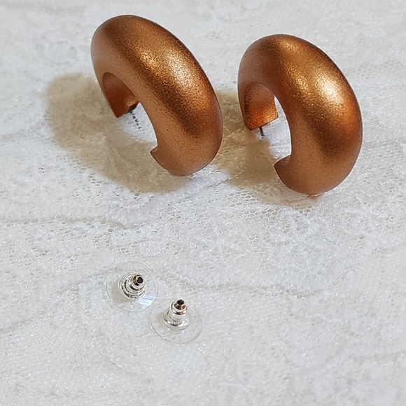 Vintage Lightweight Bronze Toned Chunky Hoop Pierced Earrings - Picture 3 of 7